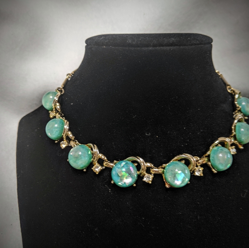 Vintage Corp© Green Lucite Cabochons Necklace